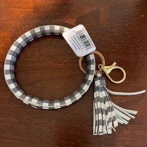 Black and white key ring bengel